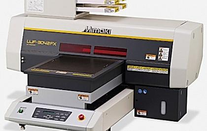 Установлен сувенирный УФ принтер Mimaki UJF-3042 FX.