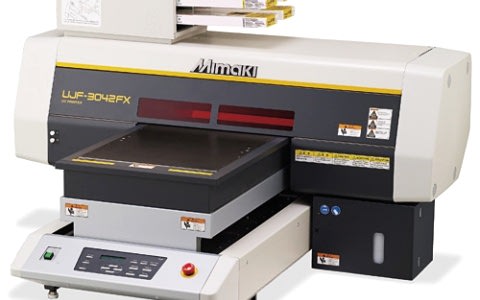 Установлен сувенирный УФ принтер Mimaki UJF-3042 FX.